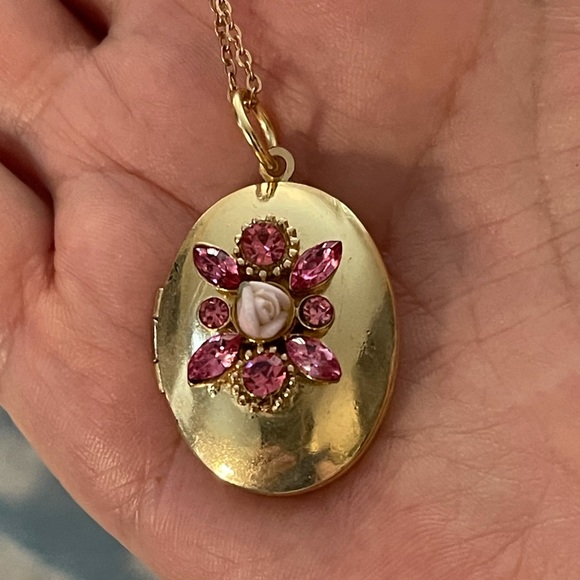 Vintage Jewelry - 1960s pink crystal locket pendant & chain